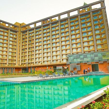 The Weekend Address Hotell Surat Exteriör bild