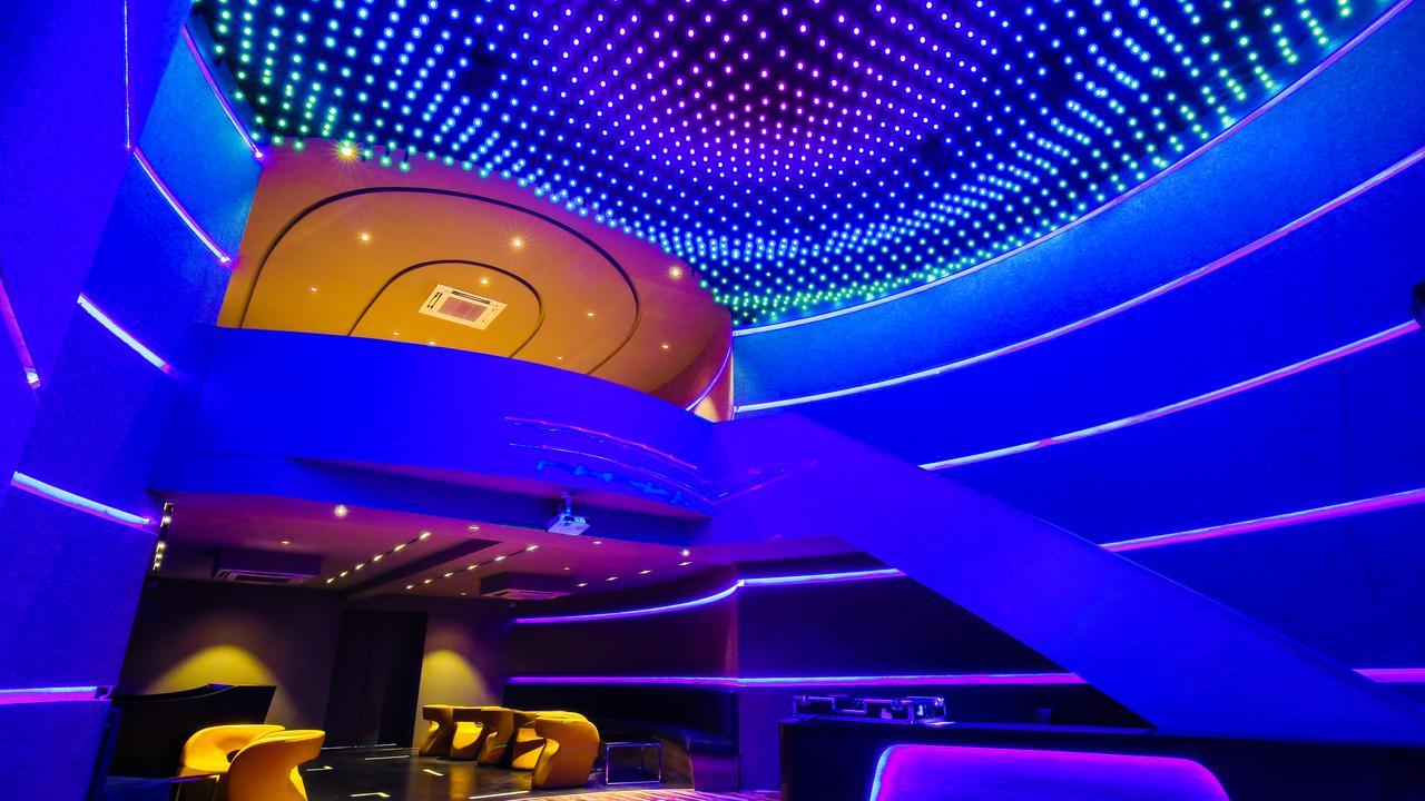 The Weekend Address Hotell Surat Exteriör bild