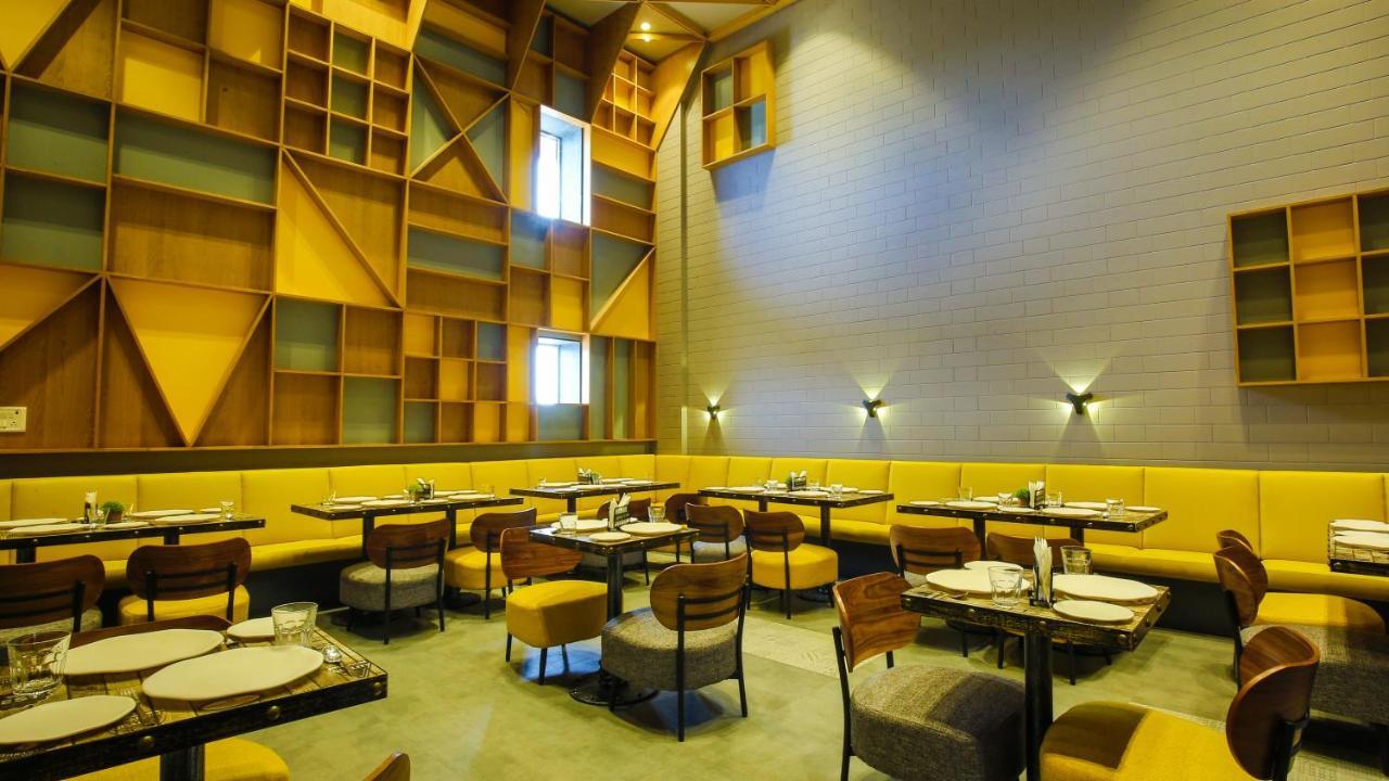 The Weekend Address Hotell Surat Exteriör bild