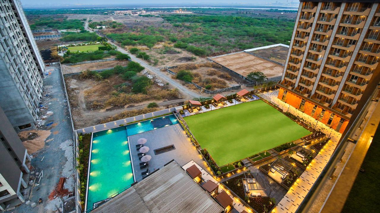 The Weekend Address Hotell Surat Exteriör bild