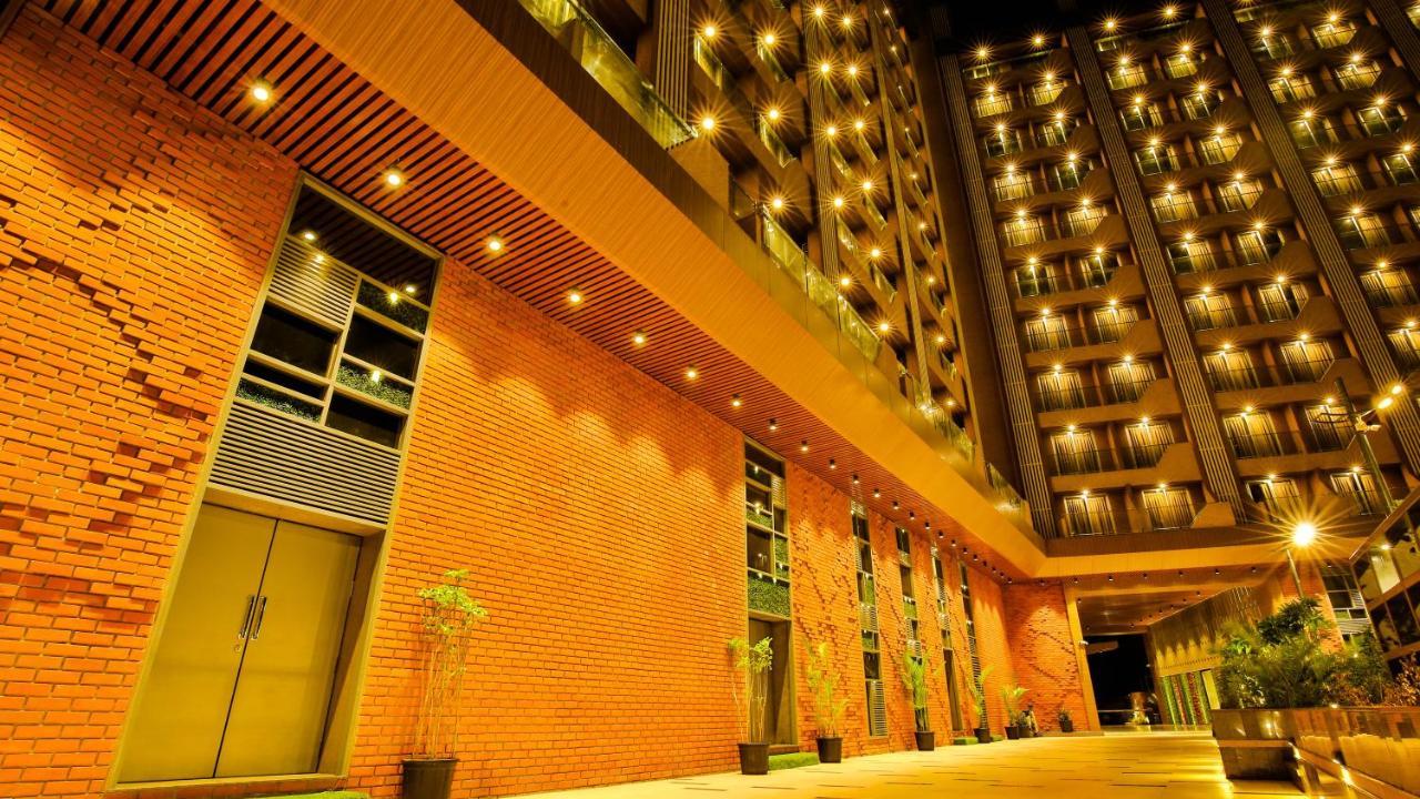 The Weekend Address Hotell Surat Exteriör bild