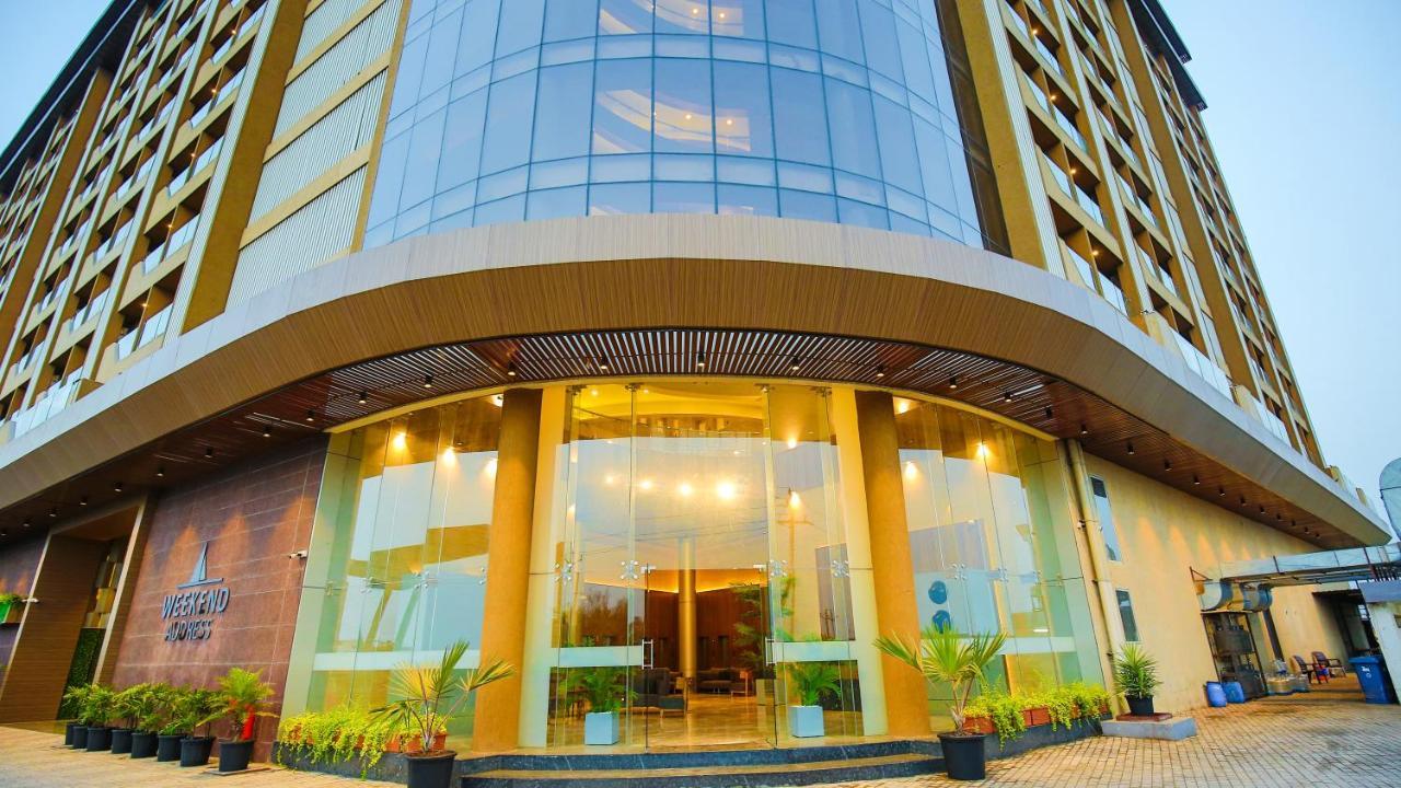 The Weekend Address Hotell Surat Exteriör bild