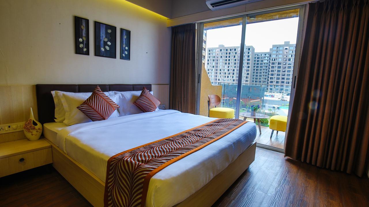 The Weekend Address Hotell Surat Exteriör bild