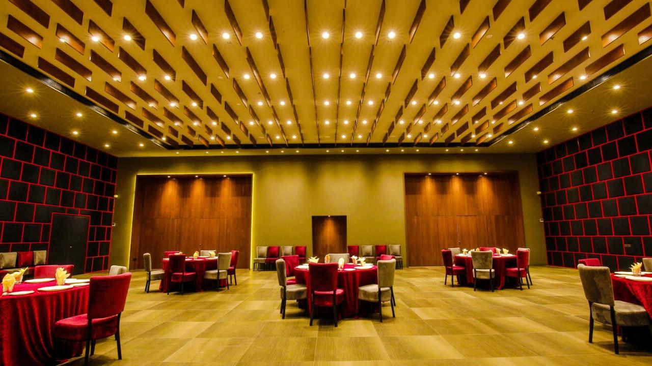 The Weekend Address Hotell Surat Exteriör bild