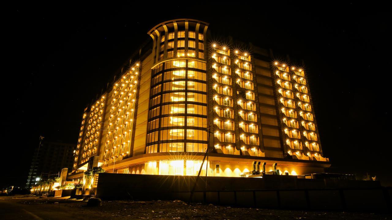 The Weekend Address Hotell Surat Exteriör bild