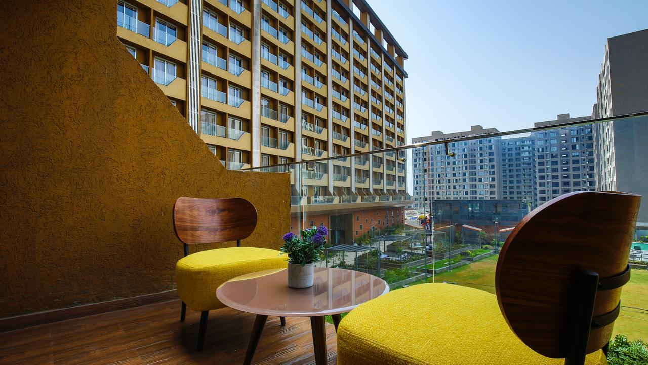 The Weekend Address Hotell Surat Exteriör bild
