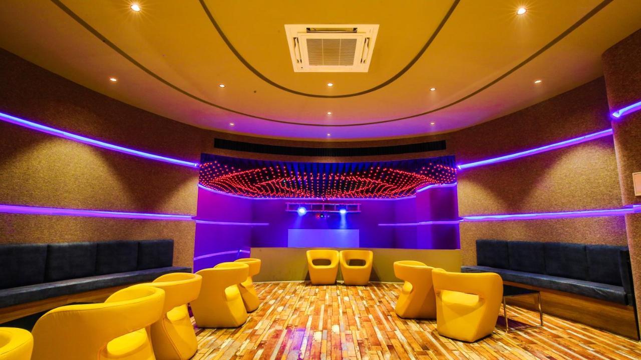 The Weekend Address Hotell Surat Exteriör bild
