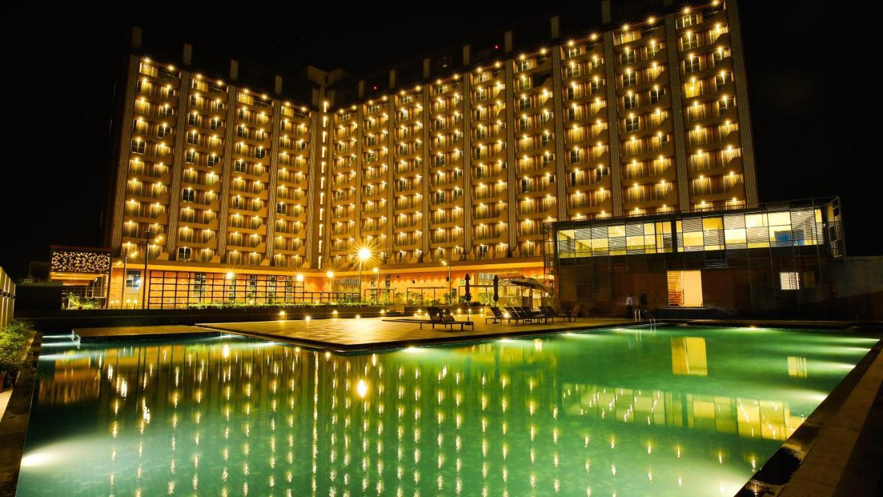 The Weekend Address Hotell Surat Exteriör bild